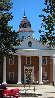 [photo, Caroline County Courthouse, 109 Market St., Denton, Maryland]